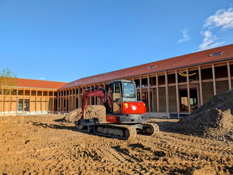 LOCATION PELLE 5T AVEC CHAUFFEUR - TERRASSEMENT NOUVELLE ECOLE